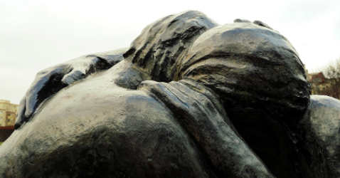 Statue sich umarmender Menschen